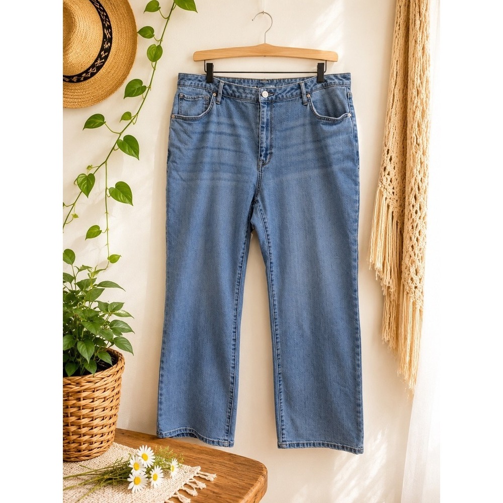 Seven7 Women's Size 18W Light Wash Relaxed Straight Jeans